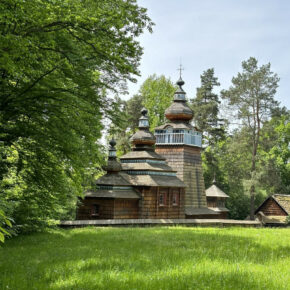 Zdjęcie przedstawiające budynek cerkwi pw. Narodzenia Bogurodzicy z Ropek, pow. gorlicki (1801), aktualnie znajduje się w Muzeum Budownictwa Ludowego w Sanoku