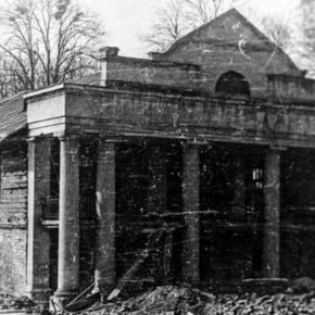 Galeria zdjęć di=opasowanych tematycznie do artykułu. Przedstawione zostały archiwalne zdjęcia budynku dworu, zdjęcia kwitnących sadów, zdjęcia roślin wodnych, zdjęcia dotyczące ornitologii, zdjęcia dworu po remoncie, zdjęcia z ogrodu, zdjęcia sztuki w ogrodzie oraz zdjęcia odrestaurowanych budynków z okolic arboretum